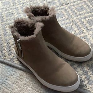 Size 8 J slides with fur